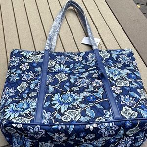 Vera Bradley tote bag 20x14 plus strap new with tags